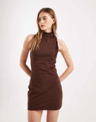 ASOS DESIGN - Neckholder-Minikleid in Braun mit Bindedetail-Brown