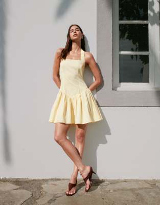 ASOS DESIGN - Neckholder-Minikleid in Zitronengelb mit Rüschensaum