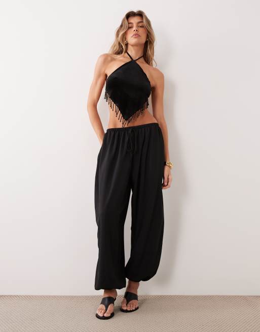 ASOS DESIGN Neckholder-Oberteil aus Samt mit Zipfelsaum und Perlenbesatz in Schwarz, 3 von 4