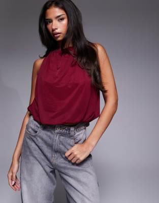 ASOS DESIGN - Neckholder-Oberteil in Burgunderrot mit Ballonsaum