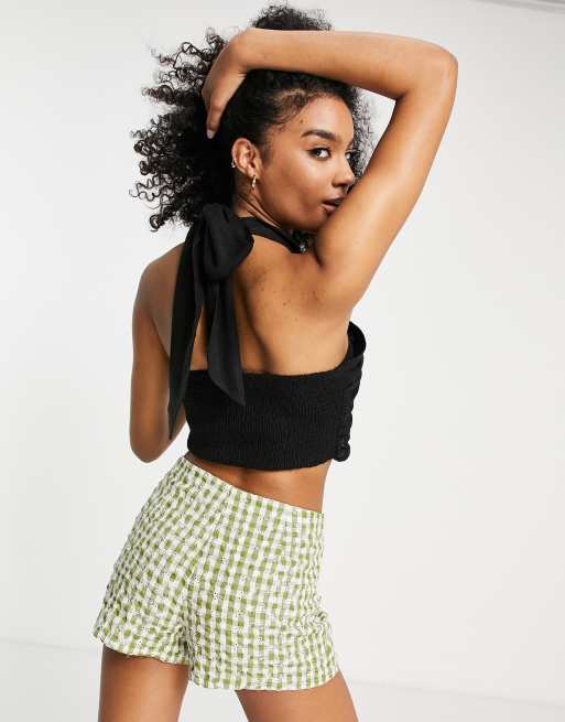 ASOS DESIGN – Neckholder-Oberteil in Schwarz mit natürlicher Knitteroptik und gesmokter Taille, 2 von 4