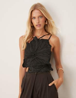 ASOS DESIGN - Neckholder-Top in Schwarz mit großer, perlenverzierter Stoffblume