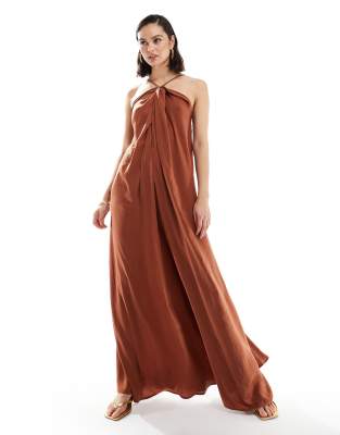 ASOS DESIGN - Neckholder-Trapez-Jumpsuit in Braun aus Satin mit Schlüssellochausschnitt-Brown