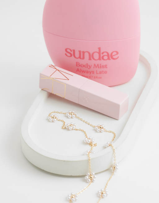 ASOS DESIGN necklace with faux-pearl flowers in gold tone, 4 of 4