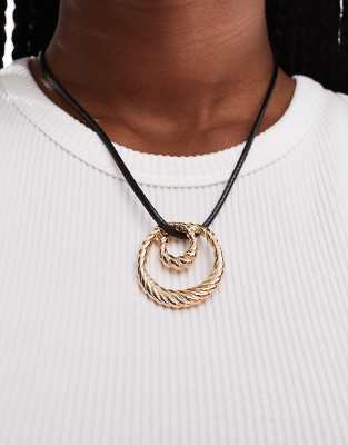 necklace with rope and twist pendant in gold tone