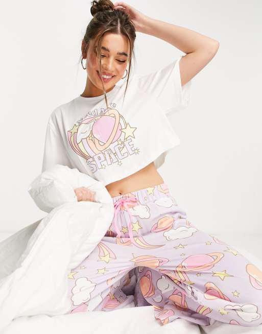 ASOS DESIGN - Need More Space - Pyjamaset met cropped T-shirt en broek met wijde pijpen in wit en paars