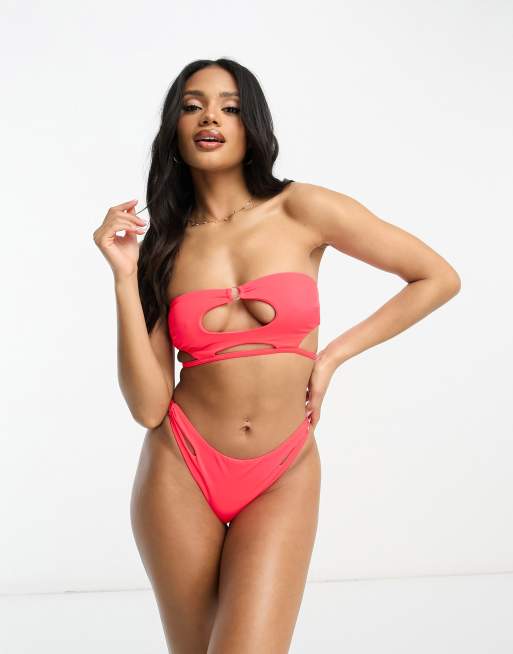 ASOS DESIGN – Neonowoczerwony top od bikini z dekoltem bandeau z ozdobnym pierścieniem i wycięciem pod biustem