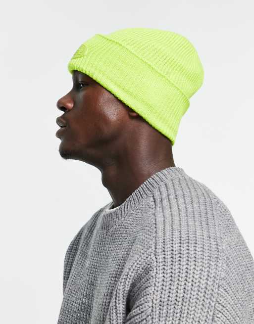 ASOS DESIGN – Neonowolimonkowa czapka beanie szerokim brzegiem i gumową naszywką