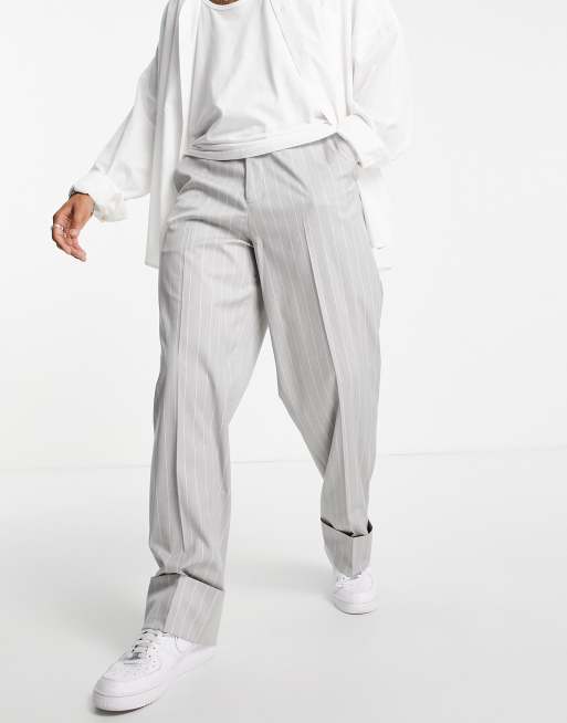ASOS DESIGN - Nette broek met wijde pijpen en brede omgeslagen rand in gemêleerd grijs met krijtstreep