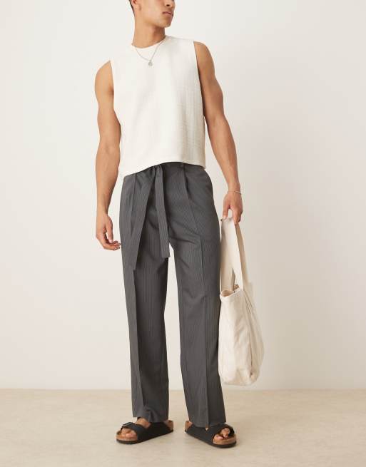 ASOS DESIGN - Nette broek met wijde pijpen, plooi aan de voorkant en riem in antracietgrijs met krijtstreep