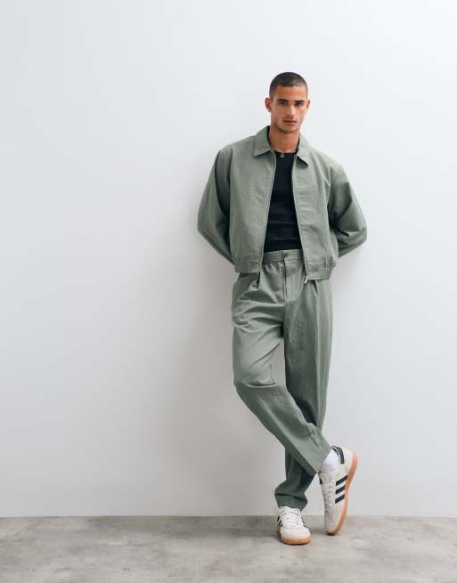 ASOS DESIGN nette co-ord carrot-fit broek in olijfgroen seersucker, 2 van 5