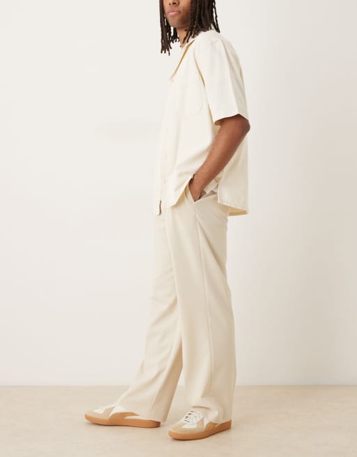 ASOS DESIGN - Nette geplooide broek met wijde pijpen van keperstof in lichtstone, 3 van 5