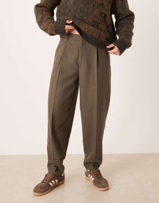 ASOS DESIGN - Nette geplooide oversized toelopende broek van wolmix met visgraatmotief in kaki, 2 van 5