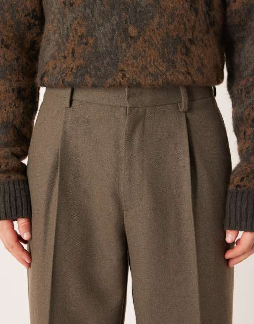 ASOS DESIGN - Nette geplooide oversized toelopende broek van wolmix met visgraatmotief in kaki, 4 van 5