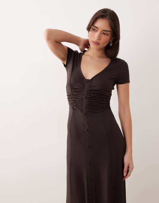 ASOS DESIGN - Nette jurk met knopen aan de voorkant en gerimpelde taille in chocoladebruin, 2 van 4
