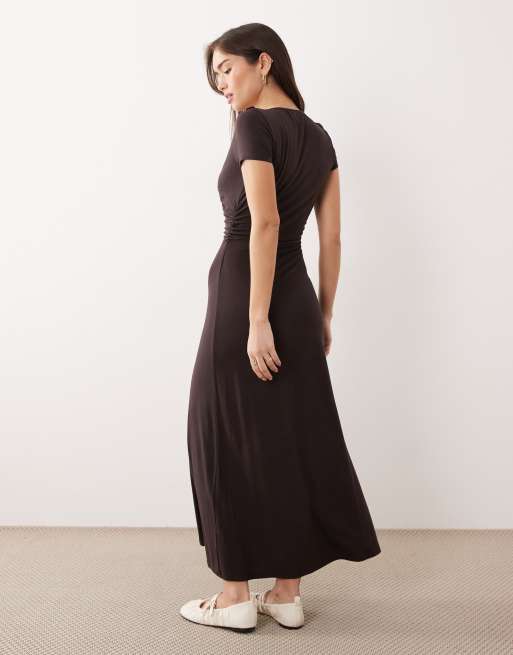 ASOS DESIGN - Nette jurk met knopen aan de voorkant en gerimpelde taille in chocoladebruin, 3 van 4