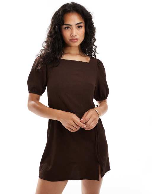 ASOS DESIGN - Nette mini jurk met pofmouwen en gestrikte taille met overslag in koffiebruin