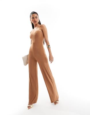 ASOS DESIGN - Netzstoff-Jumpsuit in Mokka mit One-Shoulder-Träger und weitem Bein-Braun