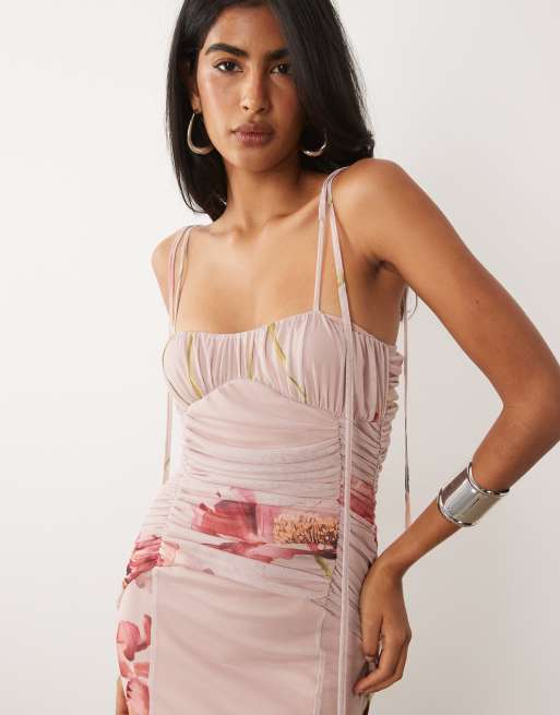 ASOS DESIGN – Netzstoff-Kleid in Rosa mit Blumenmuster, kontrastierendem Einsatz an der Brust und Schwalbenschwanz, 2 von 4