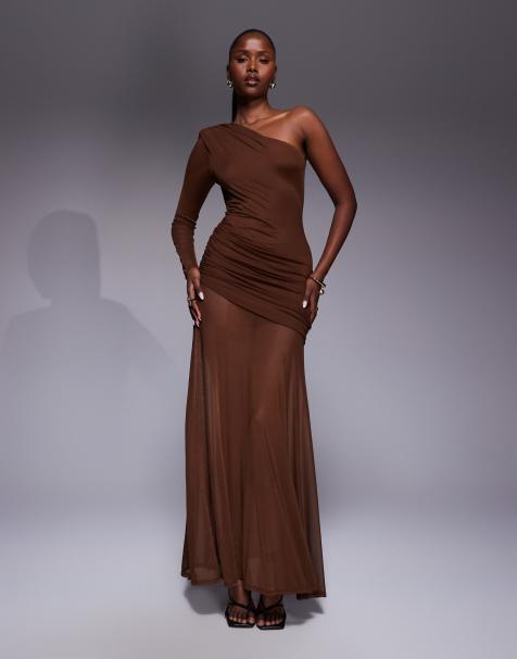 ASOS DESIGN – Netzstoff-Maxikleid in Braun mit weitem Rock, einem Ärmel und Raffung - view 1