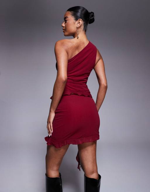 ASOS DESIGN – Netzstoff-Minirock in Burgunderrot mit asymmetrischem Rüschendesign, Kombiteil, 4 von 5