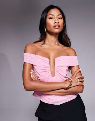 ASOS DESIGN - Netzstoff-Oberteil in Babyrosa mit tiefem Carmen-Ausschnitt