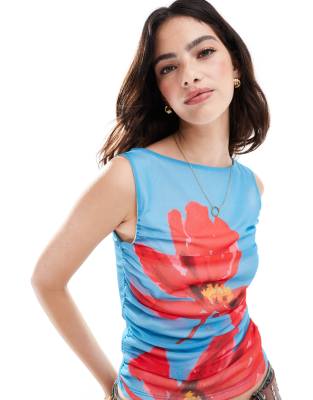 ASOS DESIGN - Netzstoff-Oberteil in Blau mit platziertem Blumenprint und U-Boot-Ausschnitt