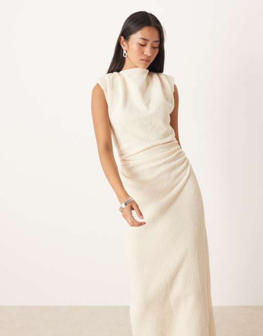 ASOS DESIGN – Neutral, ärmlös midiklänning i bouclé med axelvaddar och rysch, 2 av 4