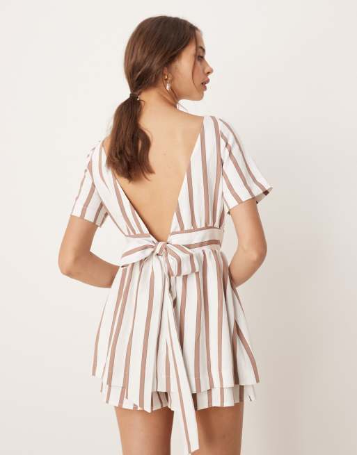 ASOS DESIGN – Neutral, randig playsuit med två lager och knytning baktill, 2 av 4