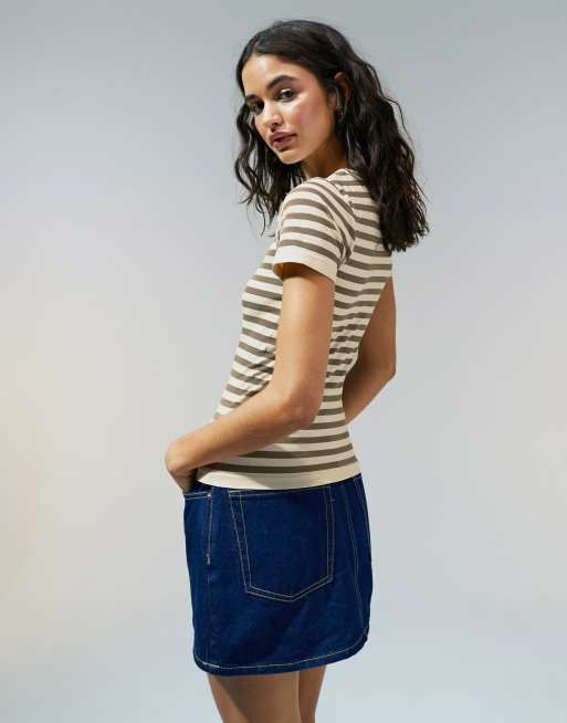 ASOS DESIGN – Neutral, randig T-shirt i skulpterande seamless design och baby-modell, 4 av 4