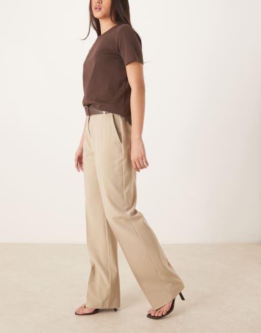 ASOS DESIGN – Neutrala, figursydda, smala byxor med raka ben och skärp, 2 av 5