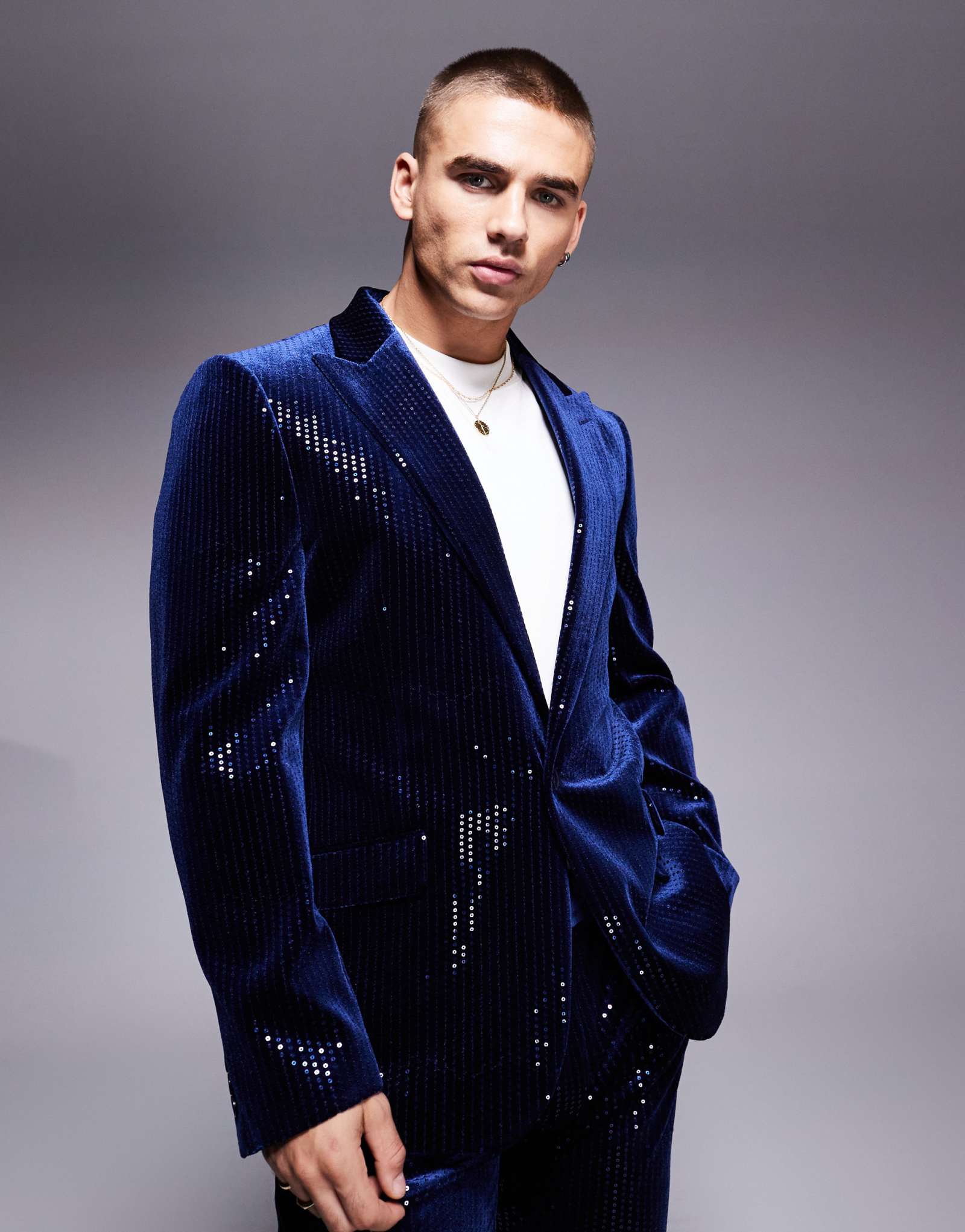 Новый облегающий пиджак от ASOS DESIGN из бархата с блестками темно-синего цвета