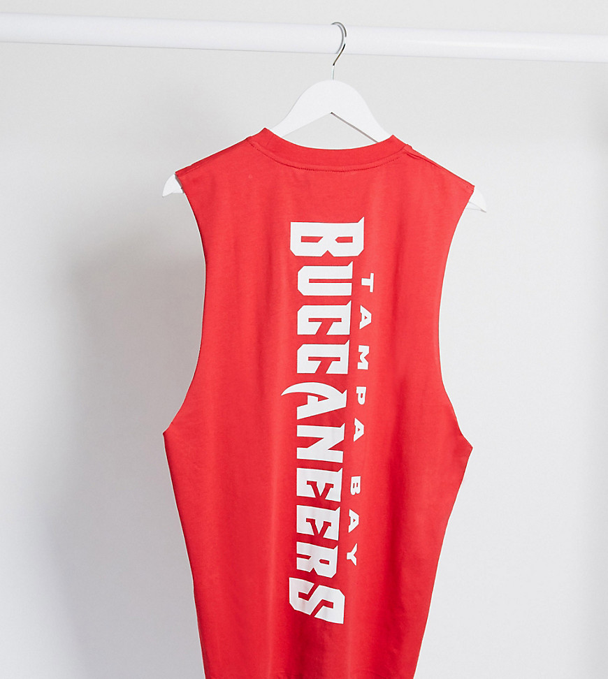 ASOS DESIGN – NFL – Avslappnad, ärmlös t-shirt i tall-modell med Tampa Bay Buccaneers-logga på bröstet och längs ryggraden-Röd