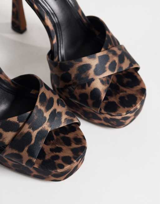 ASOS DESIGN Niche sandalen met plateauhak en luipaardprint van satijn, 3 van 5
