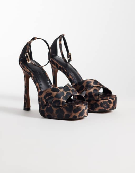 ASOS DESIGN Niche sandales à talon et plateforme en satin léopard, 2 de 5