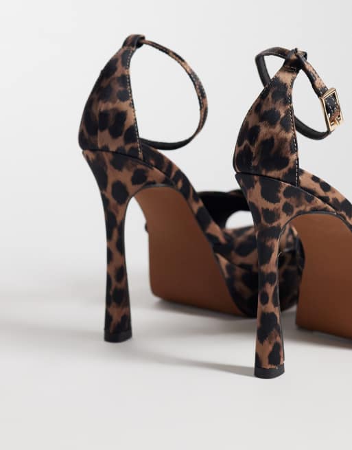 ASOS DESIGN Niche sandalias de tacón con plataforma en satén con estampado de leopardo, 5 de 5