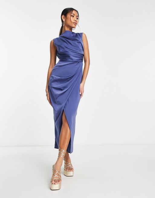 ASOS DESIGN – Niebieska drapowana sukienka satynowa z kopertowa spódnicą