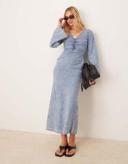 ASOS DESIGN – Niebieska jeansowa sukienka maxi z dekoltem w kształcie litery V, rozkloszowanymi rękawami, marszczeniem na piersi i efektem sprania