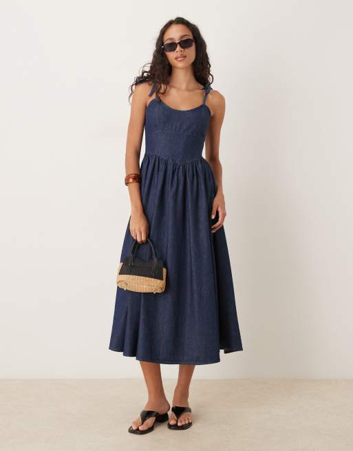 ASOS DESIGN – Niebieska jeansowa sukienka midi w stylu baletowym