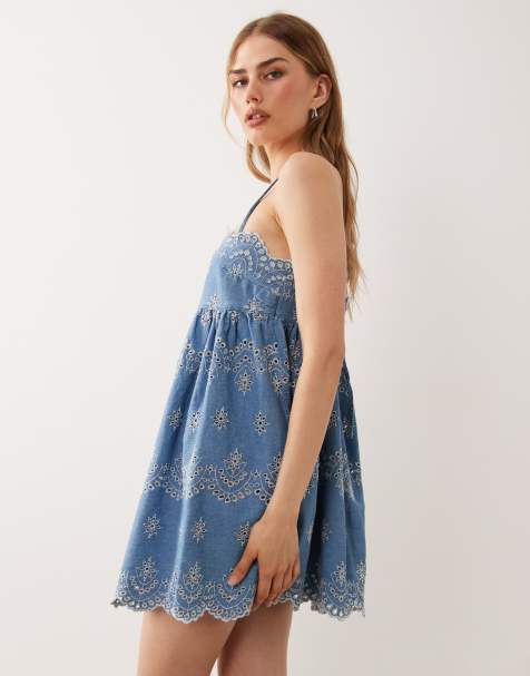 ASOS DESIGN – Niebieska, jeansowa sukienka mini na ramiączkach, z haftowanym wzorem - view 1