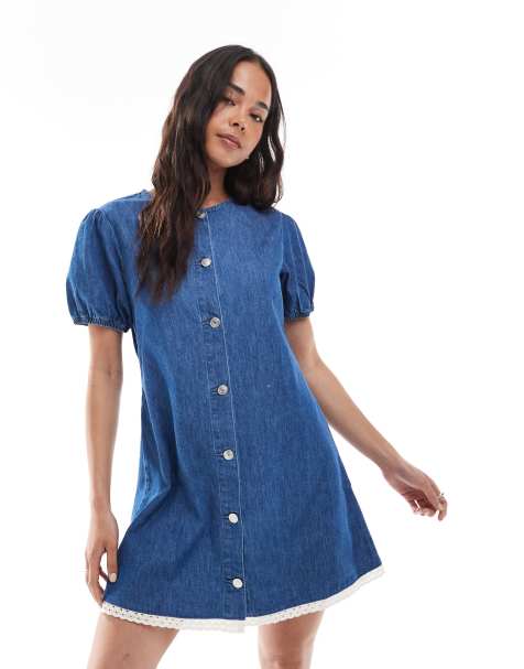 ASOS DESIGN – Niebieska jeansowa sukienka mini z bufkami i haftem angielskim na dole - view 1