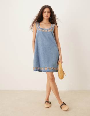 ASOS DESIGN – Niebieska jeansowa sukienka mini z dekoltem karo i haftowanym wzorem - view 1