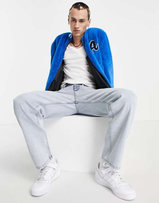 ASOS DESIGN – Niebieska kurtka bomberka w stylu uczelnianym ze sztucznego futra, 3 z 4