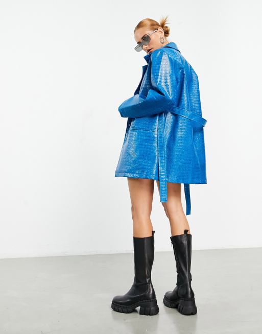 ASOS DESIGN – Niebieska kurtka mum fit z imitacji skóry krokodyla z paskiem