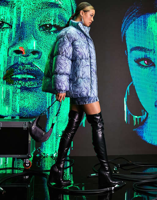 ASOS DESIGN – Niebieska ocieplana kurtka z abstrakcyjnym wzorem