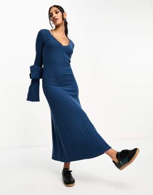 ASOS DESIGN – Niebieska prążkowana sukienka maxi z dekoltem w szpic z bardzo miękkiej dzianiny