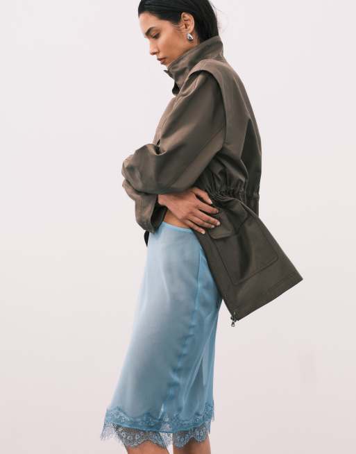 ASOS DESIGN – Niebieska prześwitująca spódnica midi z koronkowym dołem, 4 z 5