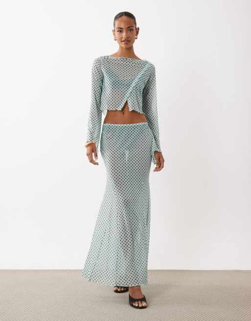 ASOS DESIGN – Niebieski siateczkowy zestaw w groszki: top zapinany na guziki z rozkloszowanymi rękawami i spódnica maxi, 2 z 3