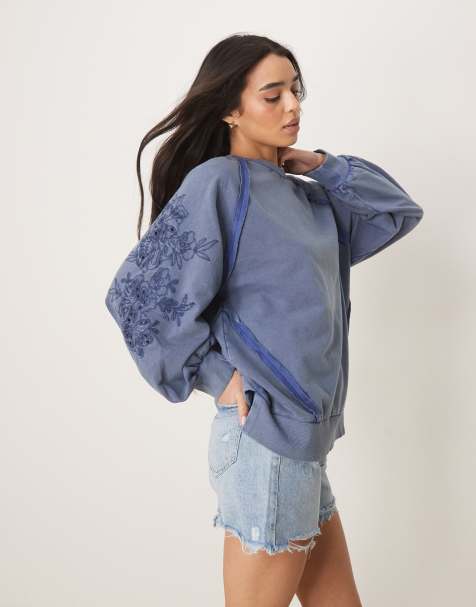 ASOS DESIGN – Niebieska sprana bluza dresowa oversize z haftowanym motywem na rękawie i ozdobnym szwem - view 1