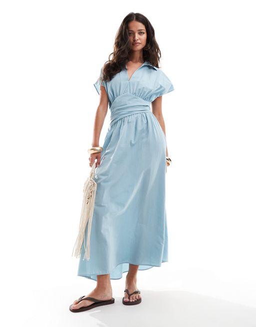 FhyzicsShops DESIGN – Niebieska sukienka koszulowa midi z kopertową talią i kołnierzykiem kubańskim 